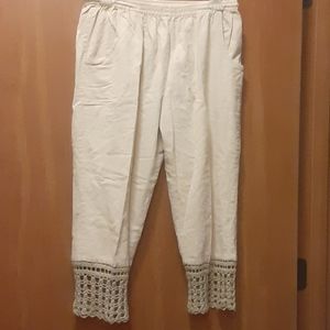 Capris pants with crochet trim